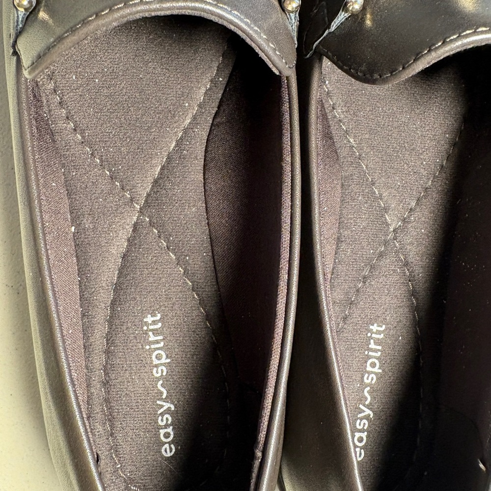 Easy Spirit Women Dark Brown Loafers with Gold Accent 6 1/2 Wide - Picture 4 of 7
